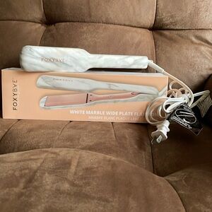 💥SOLD💥FoxyBae white marble wide plate flat iron